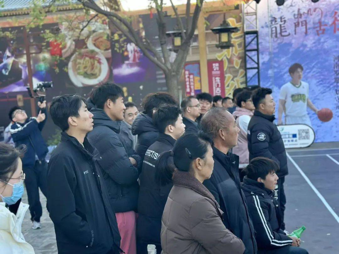 包含纷至沓来力争上游，硝烟弥漫赛场欢呼不断的词条