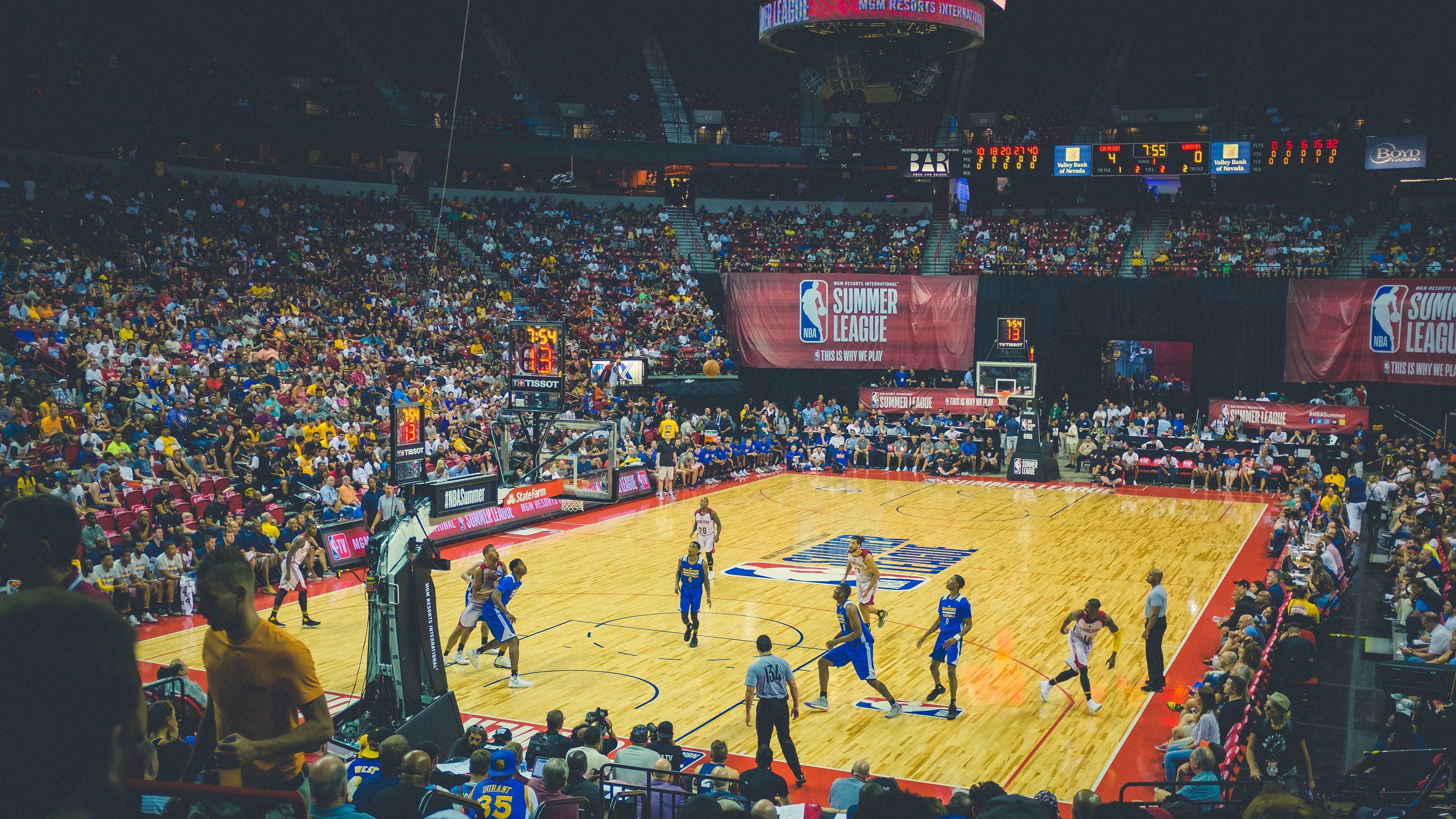 综合格斗赛场焦点！克罗地亚队对阵日本队，激战正酣，豪门对决再度上演