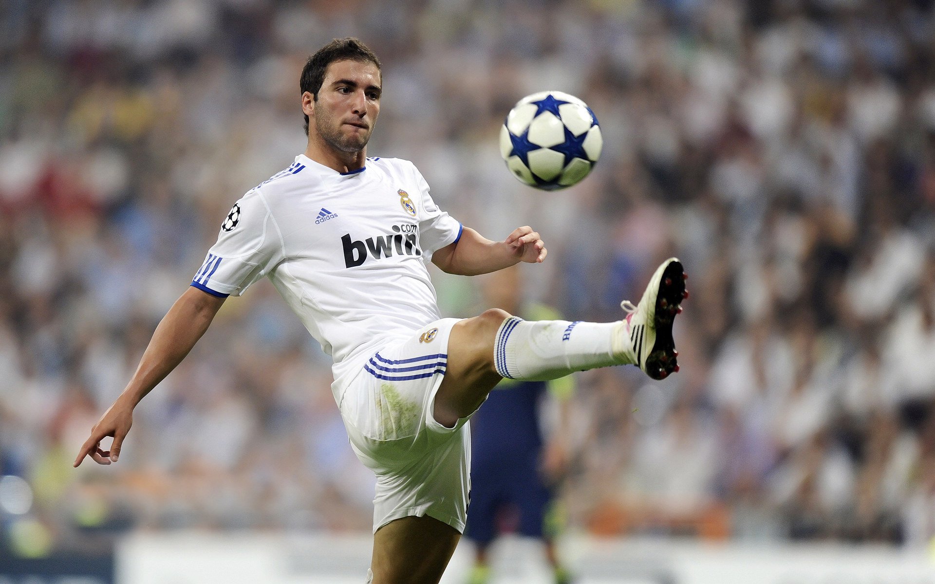 乒超联赛战况:达拉斯独行侠防线稳固,巴黎圣日耳曼进攻受阻,罗德里成最佳